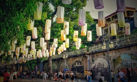 Phố bích họa Phùng Hưng treo đèn lồng đón Trung thu